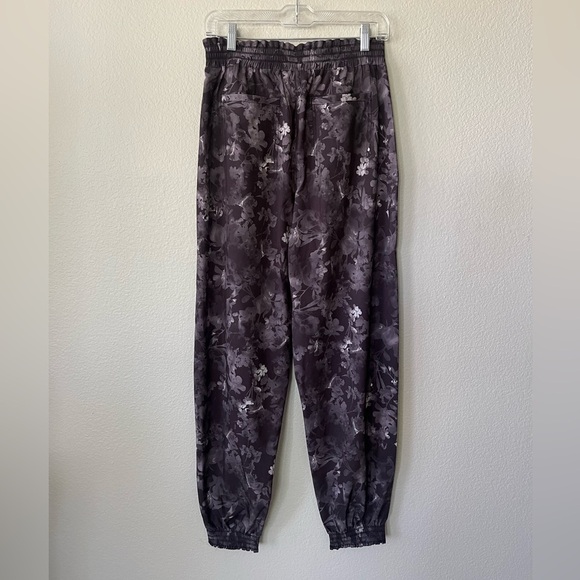 Athleta Grey Floral Savannah Jogger Pants Women’s Size 6T - Picture 3 of 16